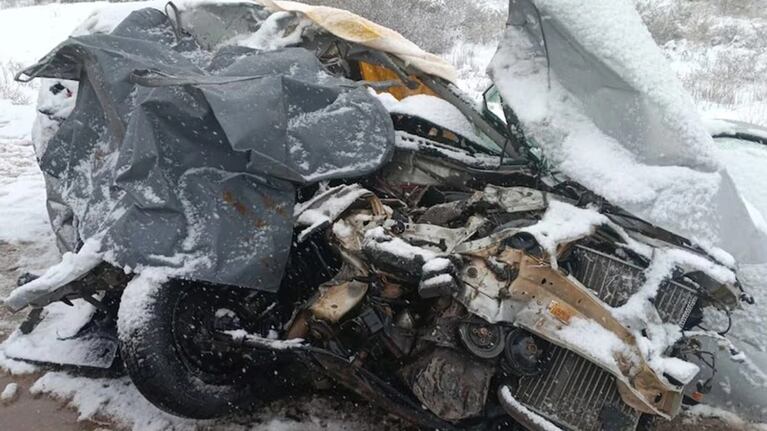 El Volkswagen Gol donde viajaban las víctimas quedó irreconocible.