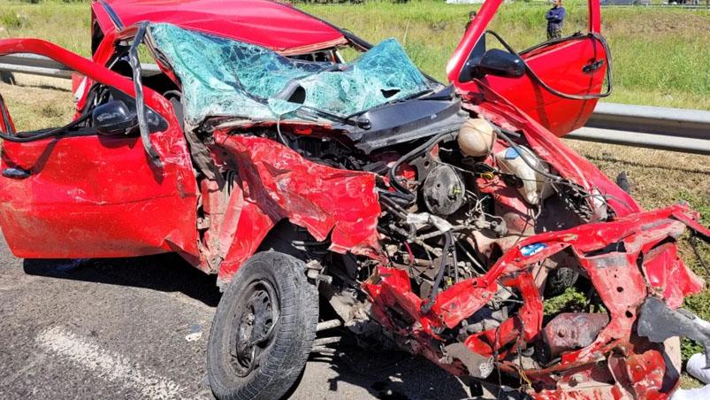 El Volkswagen Gol quedó destruido. 