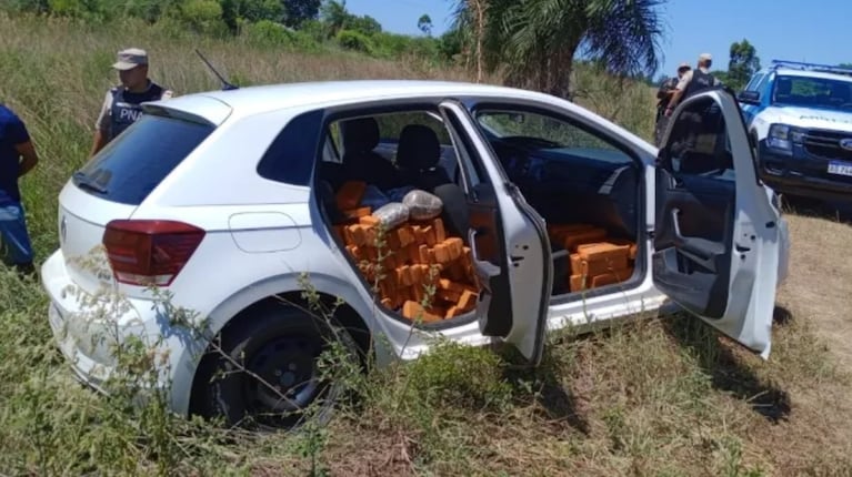 El Volkswagen Polo cargaba una enorme cantidad de paquetes de droga. (Foto: gentileza Diario Época).