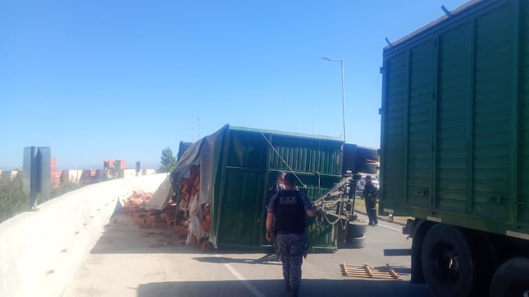 El vuelco de un camión de ladrillos obligó a un corte de tránsito en un acceso a la Circunvalación.