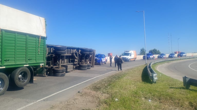 El vuelco de un camión obligó a un corte de tránsito en un acceso a la Circunvalación.