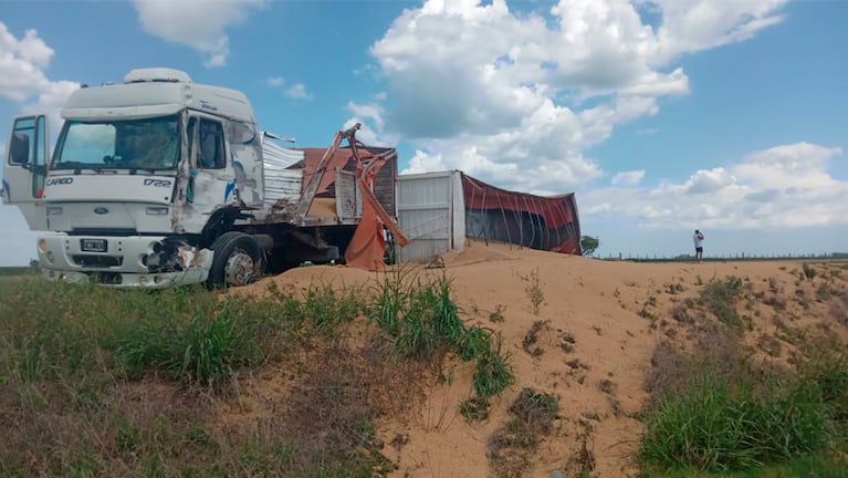 El vuelco del camión en Wenceslao Escalante. Foto: FM de la Medialuna.