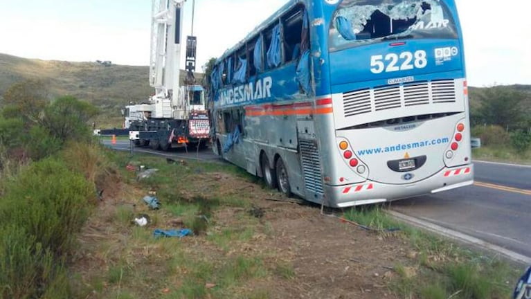 El vuelco del colectivo de Andesmar dejó más de 20 heridos, en las Altas Cumbres.
