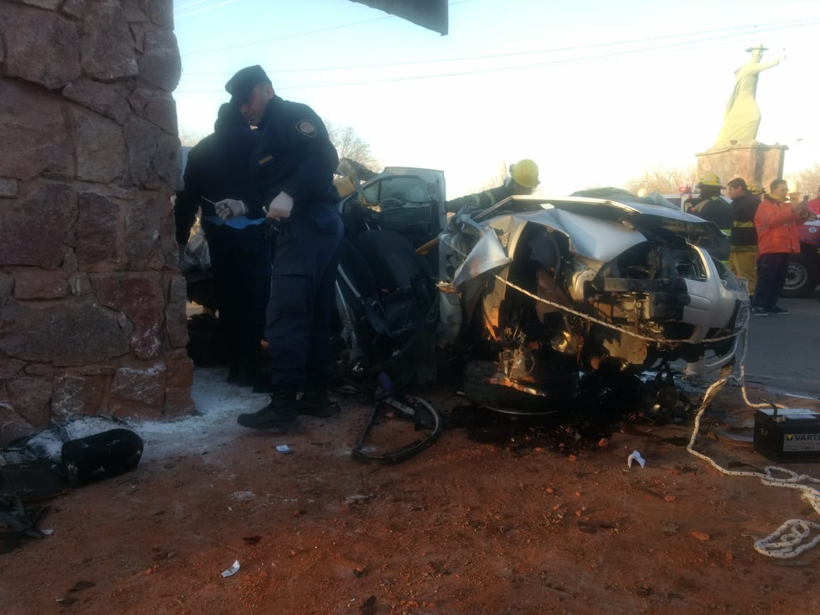 El VW Bora quedó destrozado por el impacto y los cuatro ocupantes murieron.