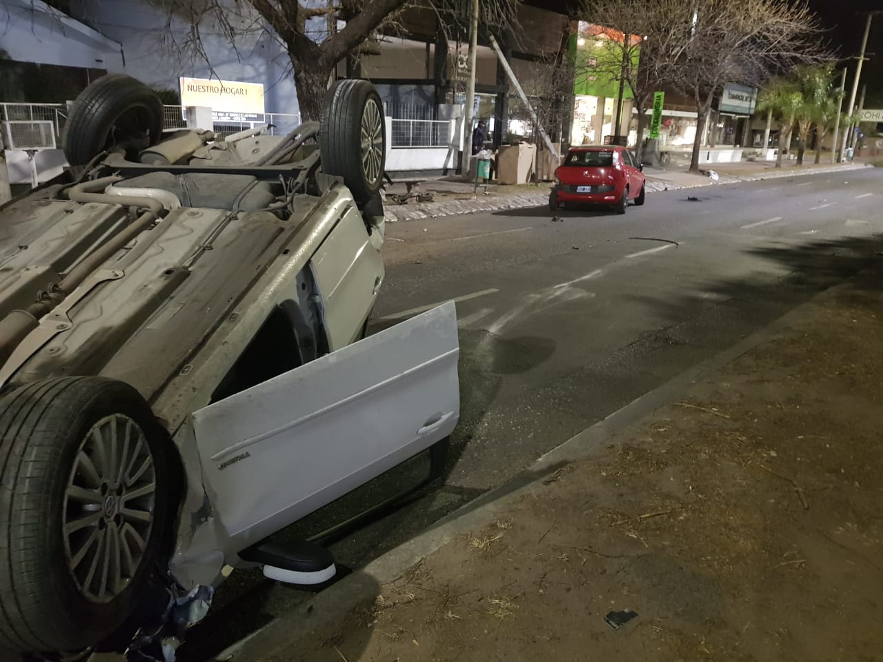 El VW Gol quedó dado vuelta en la Rafael Núñez.