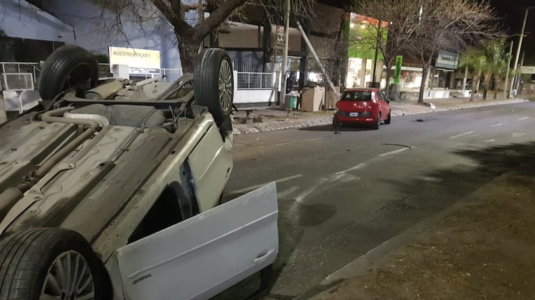 El VW Gol quedó dado vuelta en la Rafael Núñez.
