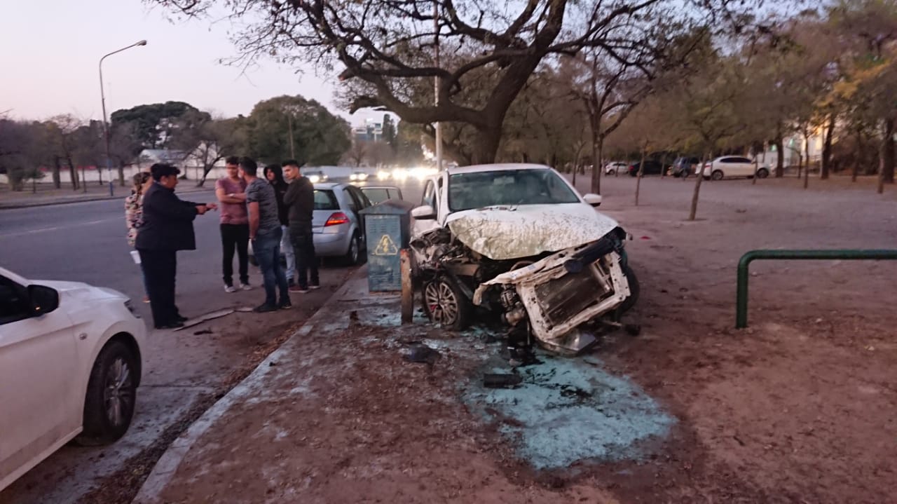 El VW Gol se incendió tras impactar con el árbol.