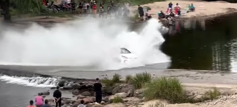 El VW Gol Trend de Boaglio Competición quedó atascado en el vado durante la primera etapa del Rally Argentino.