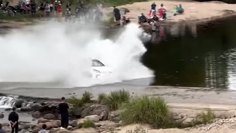 El VW Gol Trend de Boaglio Competición quedó atascado en el vado durante la primera etapa del Rally Argentino.