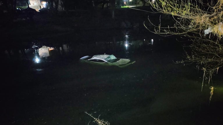 El VW Voyage terminó dentro del agua.