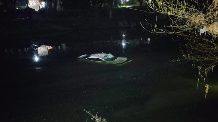 El VW Voyage terminó dentro del agua.