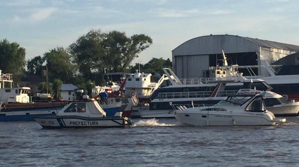 El yate en el que aparecieron dos personas muertas es trasladado por Prefectura.