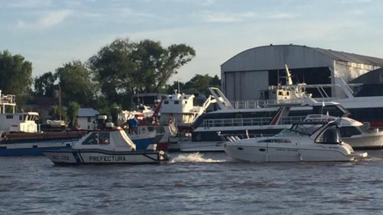 El yate en el que aparecieron dos personas muertas es trasladado por Prefectura.