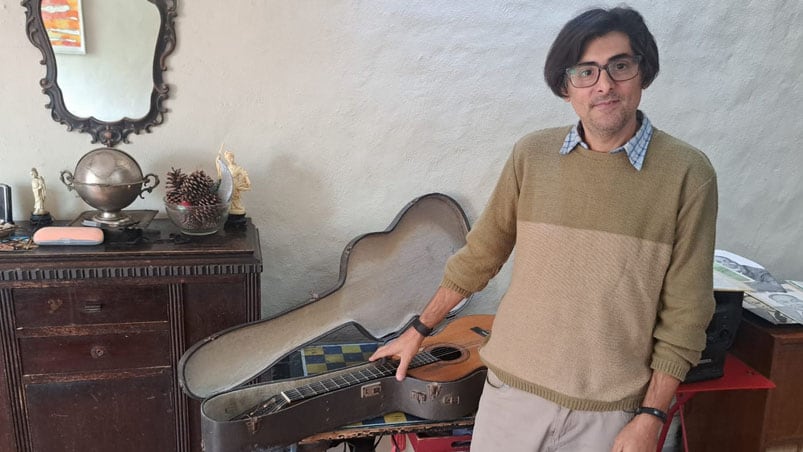 El yerno del compositor y la histórica guitarra. Foto: Juan Pablo Lavisse / ElDoce.
