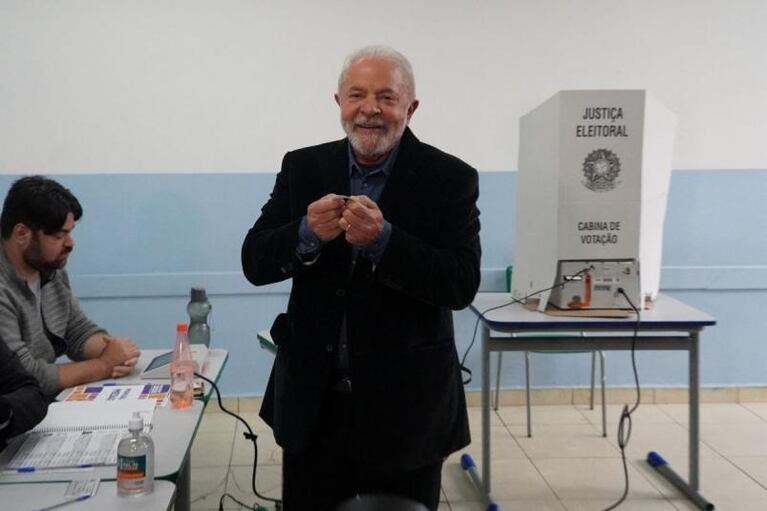 Elecciones en Brasil: Lula le sacó poco más de 5 puntos a Bolsonaro y habrá balotaje