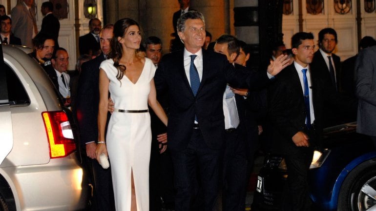 Elegancia. Juliana Awada se lució junto a Macri en la entrada al Colón. 