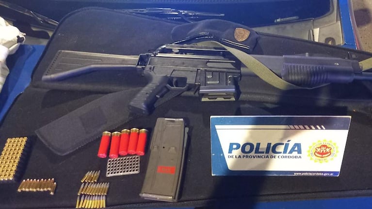 Elementos sustraídos, entre ellos un arma, un carticho y varios calibres.