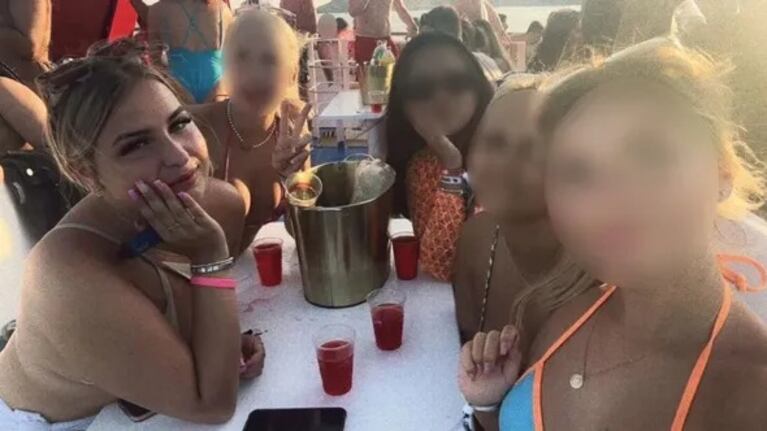 Ella Pick junto a sus amigas en las vacaciones en Grecia.