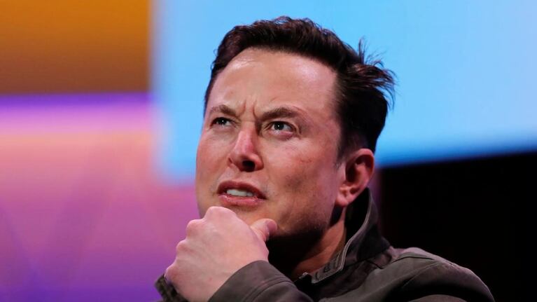 Elon Musk cree que la IA es “uno de los mayores riesgos para el futuro de la civilización".