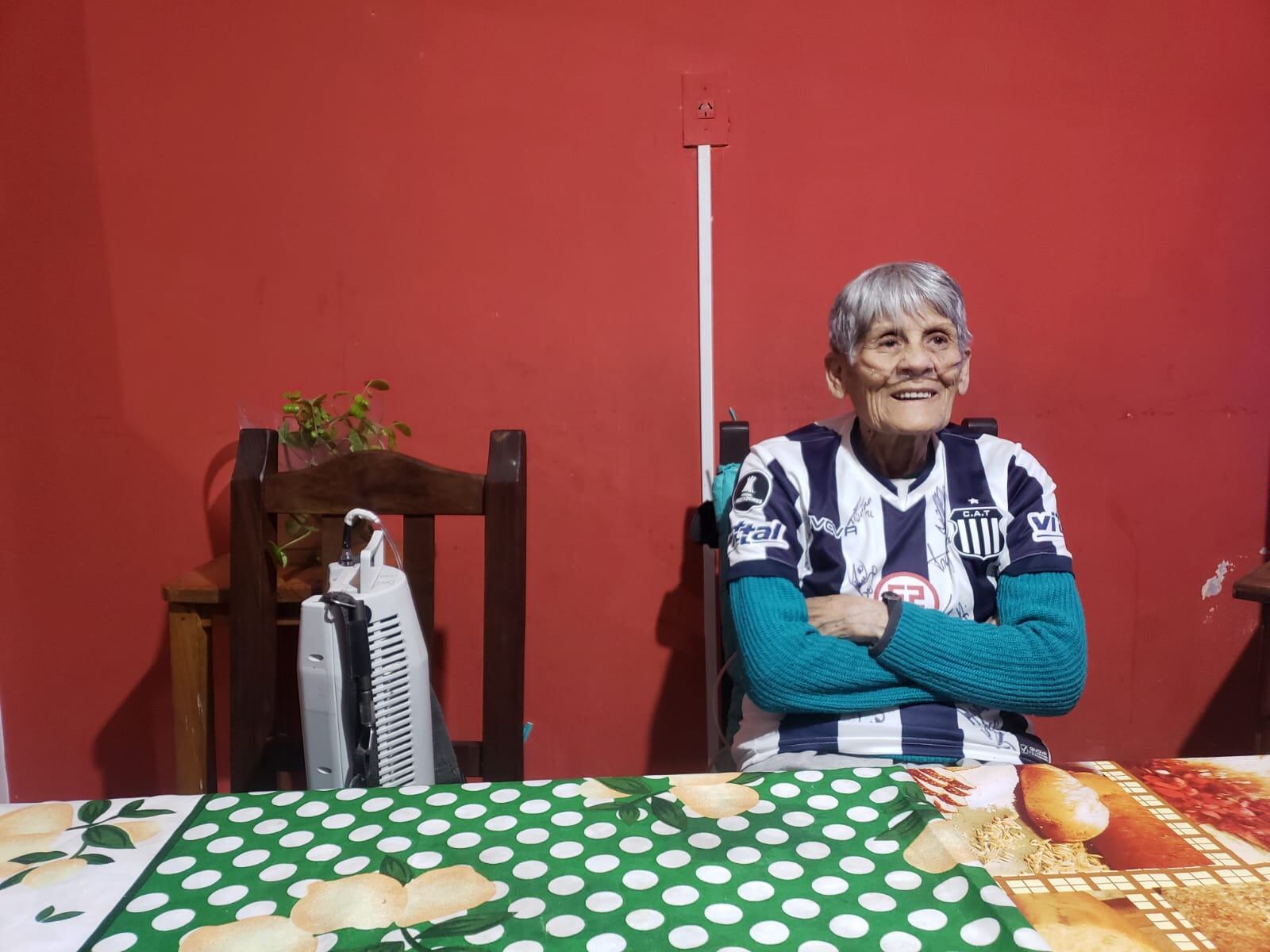 Elvira, feliz por la chance de ir a ver a su Talleres querido. Foto: Julieta Pelayo/ElDoce.