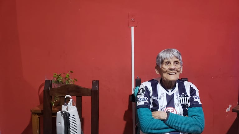 Elvira, feliz por la chance de ir a ver a su Talleres querido. Foto: Julieta Pelayo/ElDoce.