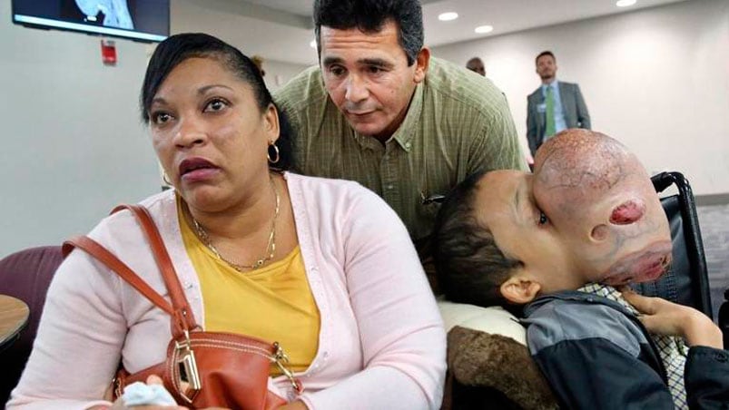 Emanuel Zayas junto a sus padres en Miami.