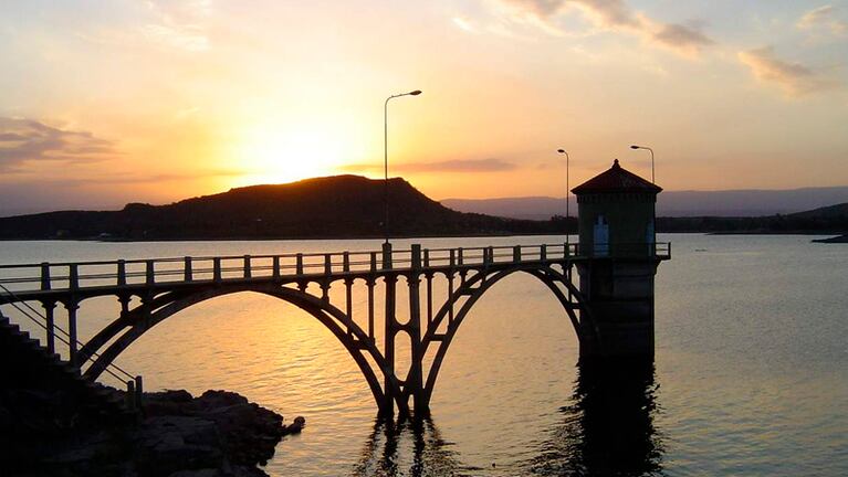 Embalse, uno de los destinos turísticos elegidos por la IA de WhatsApp.