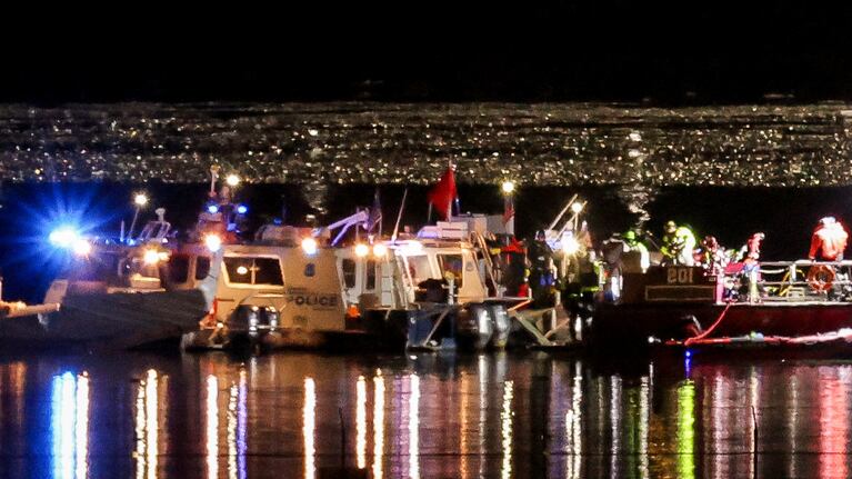 Emergency personnel and divers work at the site of the crash after American Eagle flight 5342 collided with a Black Hawk helicopter while approaching Reagan Washington National Airport and crashed into the Potomac River, outside Washington, U.S., January 30, 2025. REUTERS/Carlos Barria
