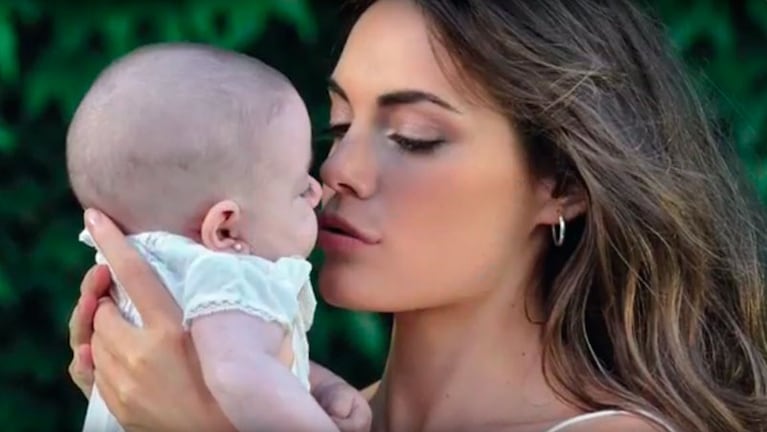 Emilia Attias mostró el bello rostro de su beba Gina.