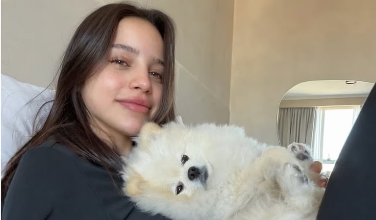Emilia Mernes junto a su perro