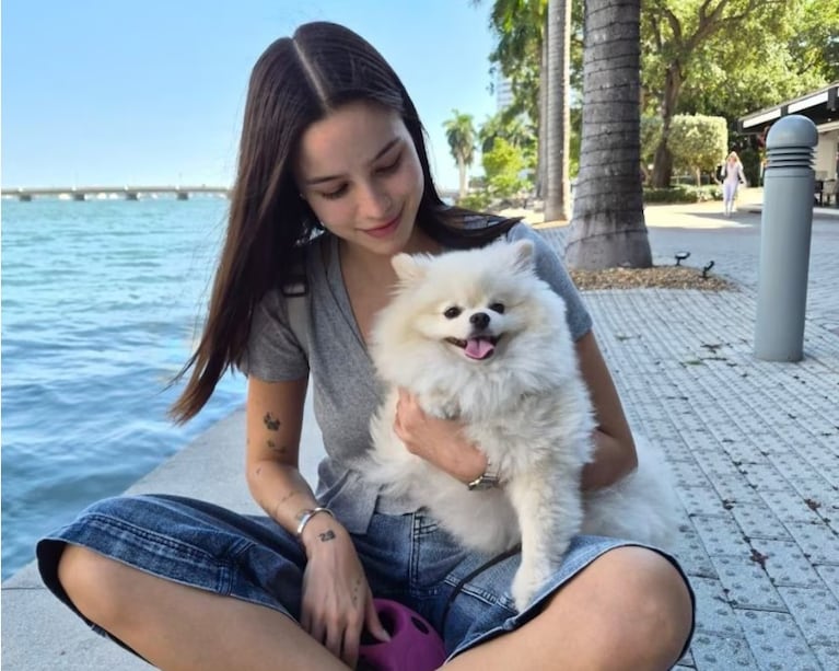 Emilia Mernes y su perro. Imagen: Instagram de Emilia Mernes.