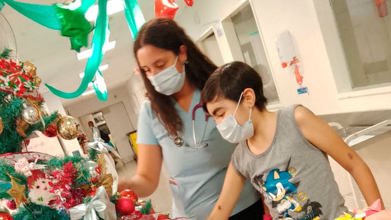 Emiliano dejó su carta en el arbolito de Navidad del Hospital de Niños.