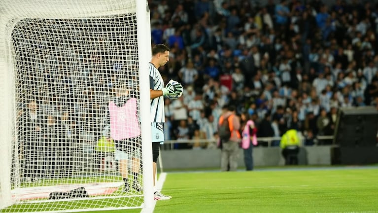 Emiliano Dibu Martínez en el partido entre Argentina y Bolivia. Foto: Lucio Casalla / El Doce.