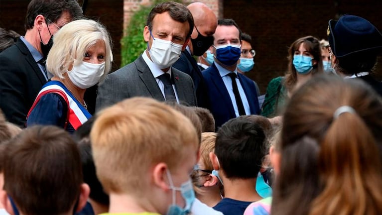 Emmanuel Macron charló con niños en su visita a la escuela.