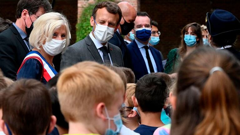 Emmanuel Macron charló con niños en su visita a la escuela.