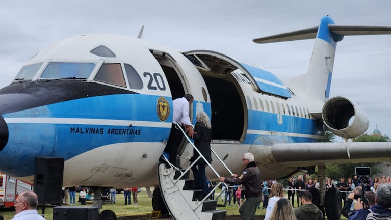 Emoción por la llegada de un avión icónico. Foto: Francisco Aria / ElDoce.