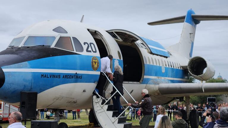 Emoción por la llegada de un avión icónico. Foto: Francisco Aria / ElDoce.