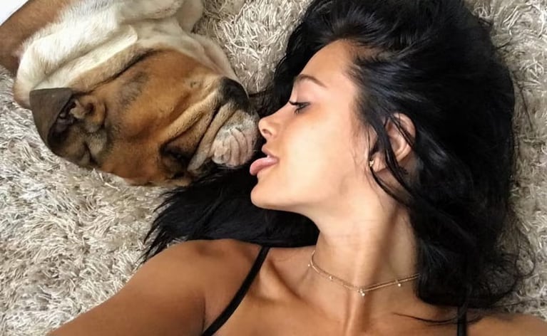 Emocionada hasta las lágrimas y con mucho dolor Oriana Sabatini se despidió a su perro Chopper