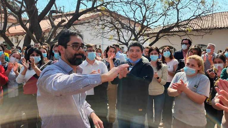 Emocionado desde una ventana: así saludó Cardozo tras renunciar por las muertes de bebés