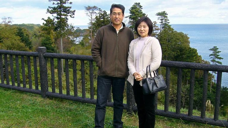 Emocionante: aprendió a bucear y cada semana busca a su esposa desaparecida en un tsunami hace 10 años