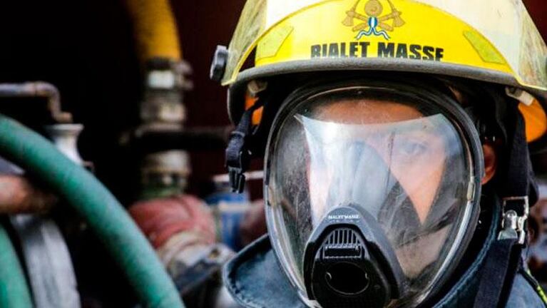 Emotiva foto de un bombero cordobés rindiendo un examen en una plaza durante los incendios