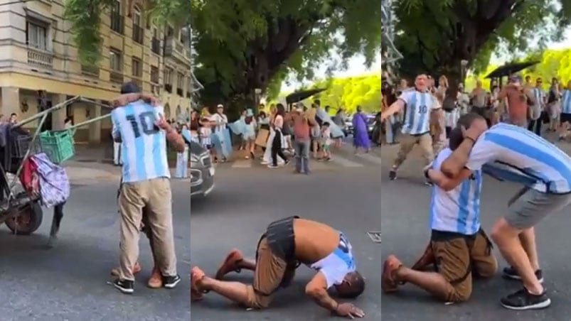 Emotivo gesto de un hincha con un cartonero en medio de los festejos.