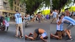 Emotivo gesto de un hincha con un cartonero en medio de los festejos.