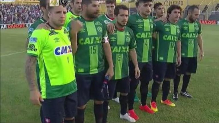 Emotivo homenaje de San Lorenzo a Chapecoense