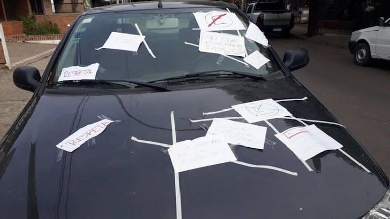 Empapeló un auto que le obstruyó el ingreso a su garage: la reacción de la dueña