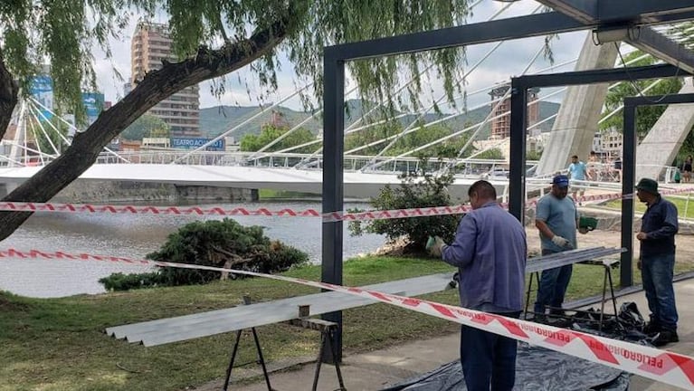 Empezaron a colocar los adoquines en el puente de Carlos Paz