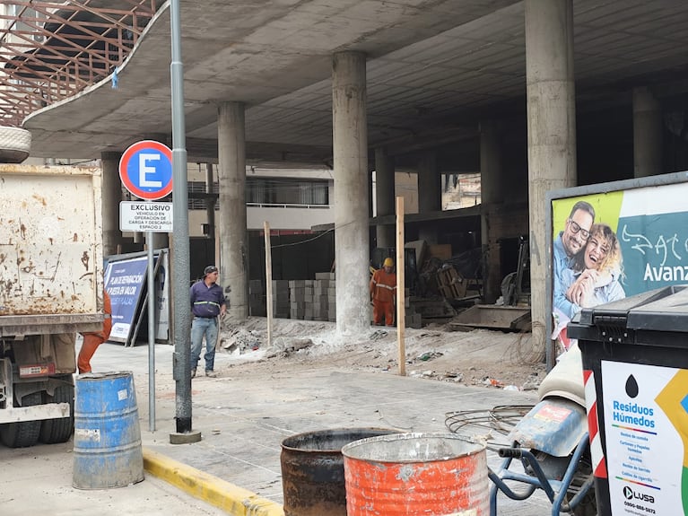 Empezó la construcción del muro en "la mole".