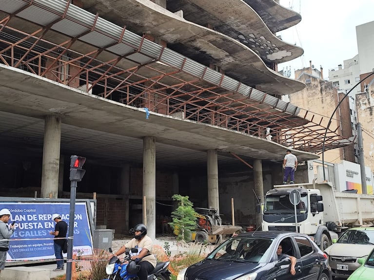 Empezó la construcción del muro en "la mole".