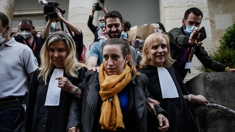 "Empieza un nuevo combate para otras mujeres", dijo Bacot a la salida del palacio de justicia.