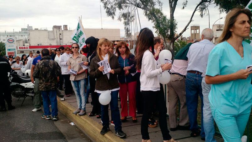 Empleados municipales reparten folletos en el puente Alvear.